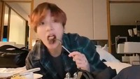 Ketika menjalani pekerjaan, ia juga akan memesan setumpuk makanan untuk di kamar hotelnya dan menghabiskan semuanya dengan lahap. Foto: Instagram@bts.jungkook