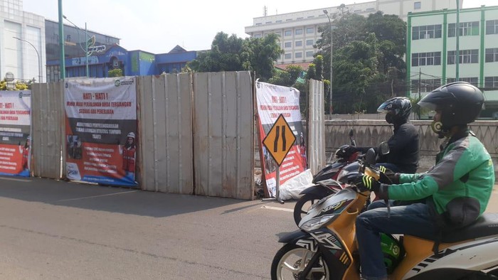 Galian SJUT atau manhole kabel di Jl Mampang Prapatan Raya di dekat underpass.