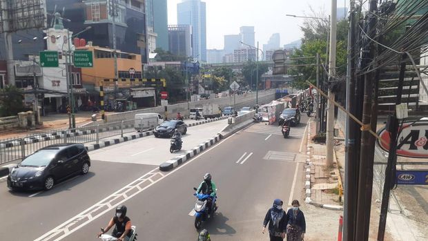 Galian SJUT atau manhole kabel di Jl Mampang Prapatan Raya di dekat underpass.