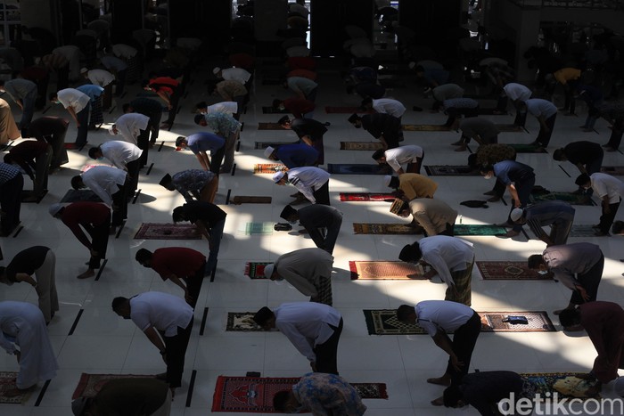 Masjid Hasyim Asyari di Jakarta Barat gelar salat Jumat di bulan Ramadhan. Guna cegah Corona, protokol kesehatan pun diterapkan dengan ketat di masjid itu.