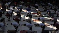 Masjid yang berada di kawasan Jakarta Barat tersebut menggelar Salat Jumat dengan menerapkan protokol kesehatan yang ketat.