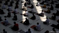 Salah satu protokol kesehatan yang diterapkan adalah physical distancing atau jaga jarak antar jemaah saat melaksanakan Salat Jumat.