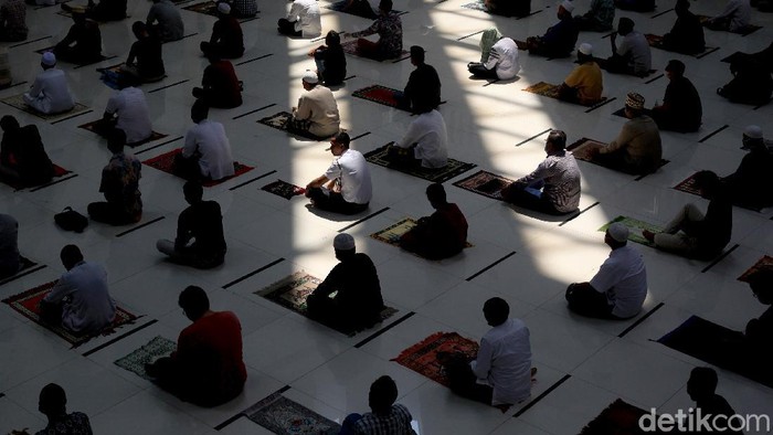 Masjid Hasyim Asyari di Jakarta Barat gelar salat Jumat di bulan Ramadhan. Guna cegah Corona, protokol kesehatan pun diterapkan dengan ketat di masjid itu.