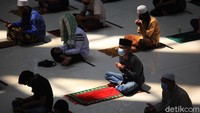 Para jemaah pun diwajibkan mengenakan masker saat mengikuti Salat Jumat di masjid tersebut.