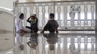 Tak hanya orang dewasa, anak-anak juga diimbau mengenakan masker saat beraktivitas di area masjid.