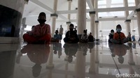 Penerapan protokol kesehatan tersebut diharapkan dapat memberikan rasa aman kepada para jemaah yang beribadah di area masjid sekaligus sebagai upaya pencegahan penyebaran virus Corona di area sekitar masjid.