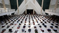 Sejumlah warga mengikuti Salat Jumat di Masjid Hasyim Asyari, Jakarta, Jumat (23/4/2021).
