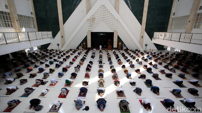 Gelar Salat Jumat, Masjid Hasyim Asy'ari Terapkan Prokes Ketat Masjid Hasyim Asy'ari di Jakarta Barat gelar salat Jumat di bulan Ramadhan. Guna cegah Corona, protokol kesehatan pun diterapkan dengan ketat di masjid itu.