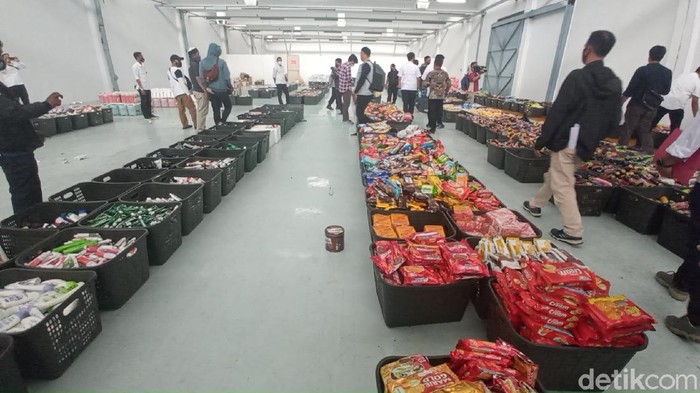 Polisi bongkar gudang penyimpanan beragam produk minimarket bekas banjir.