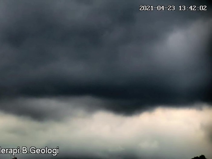 Gunung Merapi erupsi awan panas 1,9 km, Jumat (23/4/2021).