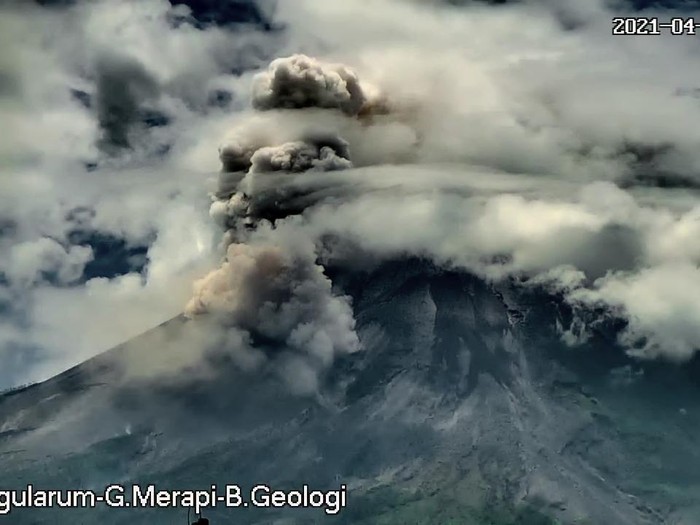 Gunung Merapi erupsi memuntahkan awan panas sejauh 2 km, Jumat (23/4/2021).