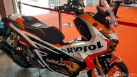 Pun tiga stiker, yakni Repsol, Redbull, dan HRC menempel pada motor. Senada dengan warna body, velg juga dicat dengan kelir oranye. Foto: Ridwan Arifin