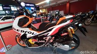 Honda ADV 150 bergaya Repsol ini adalah milik salah satu peserta modifikasi di IIMS Hybrid 2021. Dalam amatan detikcom, konsep modifikasi didominasi livery tim MotoGP Repsol Honda. Kelir pun berganti dengan warna oranye, merah, dan putih. Foto: Ridwan Arifin