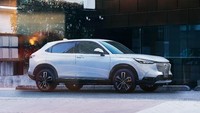 Sementara jika dilihat dari samping, garis desain HR-V terbaru juga lebih mewah. Tarikan garis dari kap mesin mengalir melewati handle pintu sampai ke lampu belakang. Kesan kekar ala mobil-mobil SUV juga digambarkan dengan over fender yang tegas, begitu juga skirt yang tebal menambah kesan gagah pada Honda HR-V. Foto: Dok. Honda