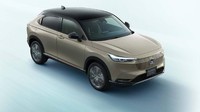 Dari bagian depan, tampang Honda HR-V lebih segar dengan grille baru horizontal ditambah grille honeycomb di bagian bawah. Garis di grille bagian atas mengalir sampai lampu utama di kiri dan kanan. Lampu depan Honda HR-V ini pun tampil lebih keren. Foto: Dok. Honda