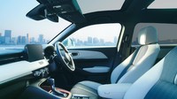 Honda telah menambahkan panoramic roof yang memungkinkan cahaya nyaman masuk ke dalam ruangan dan saluran keluar AC yang memberikan angin sepoi-sepoi yang nyaman sebagai nilai baru untuk VEZEL (HR-V) baru. Kisi-kisi AC di sisi penumpang depan memanjang dari kiri ke kanan. Foto: Dok. Honda