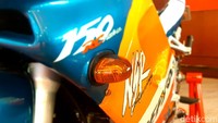 Guna menjadi motor 2-tak, NSR 150 SP dipersenjatai mesin 149 cc, satu silinder, 2 langkah. Racikannya: bore x stroke: 59 x 54,5 dengan rasio kompresi 6.8:1 sanggup memuntahkan tenaga maksimal 36,4 daya kuda pada 10 .000 rpm dan torsi puncak 26,8 Nm pada 9.000 rpm. Foto: Ridwan Arifin/detikOto