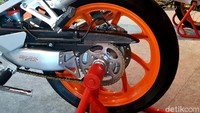 Soal harga pun bikin geleng-geleng kepala. detikoto pernah berbincang dengan beberapa pemilik Honda NSR 150 SP, untuk kondisi mulus atau new old stock rata-rata harganya bahkan tembus di atas Rp 100 juta. Foto: Ridwan Arifin/detikOto
