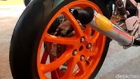 Keunikan yang dipertahankan dari NSR 150 tipe SP ialah single sided swingarm atau Pro Arm. Foto: Ridwan Arifin/detikOto