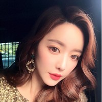 Dikatakan jika karakternya saat itu butuh imej protagonis yang lugu seperti gadis dalam komik dan direkomendasikan untuk membuka matanya sedikit. Ketika itu, ia memutuskan untuk menjalani operasi.Foto: Instagram @sooah.hong