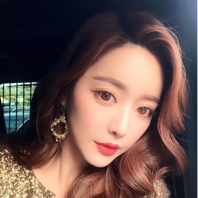 Dikatakan jika karakternya saat itu butuh imej protagonis yang lugu seperti gadis dalam komik dan direkomendasikan untuk membuka matanya sedikit. Ketika itu, ia memutuskan untuk menjalani operasi.Foto: Instagram @sooah.hong