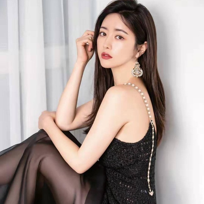 Sedangkan dalam acara Radio Star, lawan main Siwon dalam drama Billion Dollar Heir tersebut bahkan mengatakan jika kariernya berkembang di China setelah operasi mata. Foto: Instagram @sooah.hong