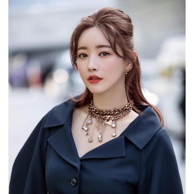 Itu tidak berarti aku mempromosikan operasi plastik. Operasi plastik seharusnya menjadi pilihan pribadi. Untukku pribadi, aku pernah menyesali keputusanku untuk operasi platik, Foto: Instagram @sooah.hong