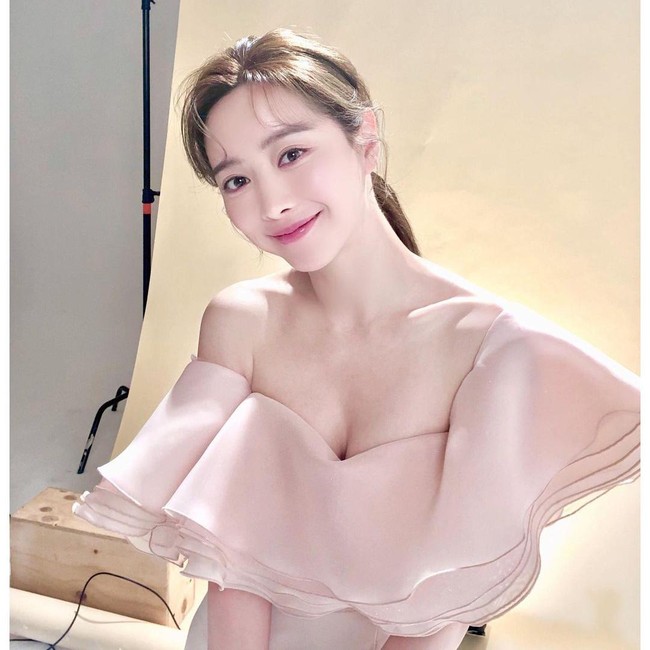 Aku tidak pernah berpikir negatif mengenai operasi plastik. Jika kamu punya masalah kesehatan atau sesuatu yang membuat kamu tidak nyaman atau kamu punya kompleks mengenai fisik, aku pikir itu adalah cara yang baik untuk mengatasi masalah-masalah itu. Itu adalah kesempatan untuk kamu menjalani kehidupan yang baru dengan perasaan baru, ungkapnya kepada Xports News.Foto: Instagram @sooah.hong