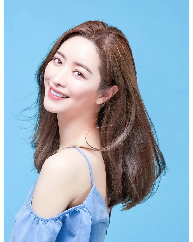 Sebelum operasi mata, Soo Ah memang lebih sering bermain sebagai pemeran pembantu. Tapi setelahnya, ia mulai mendapat peran utama di sejumlah film dan drama di China. Foto: Instagram @sooah.hong