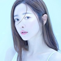 Dalam sebuah siaran, Hong Soo Ah pernah mengaku operasi untuk membuat kelopak mata ganda. Ia mengatakan jika tanpa operasi plastik mungkin kariernya akan berakhir.Foto: Instagram @sooah.hong