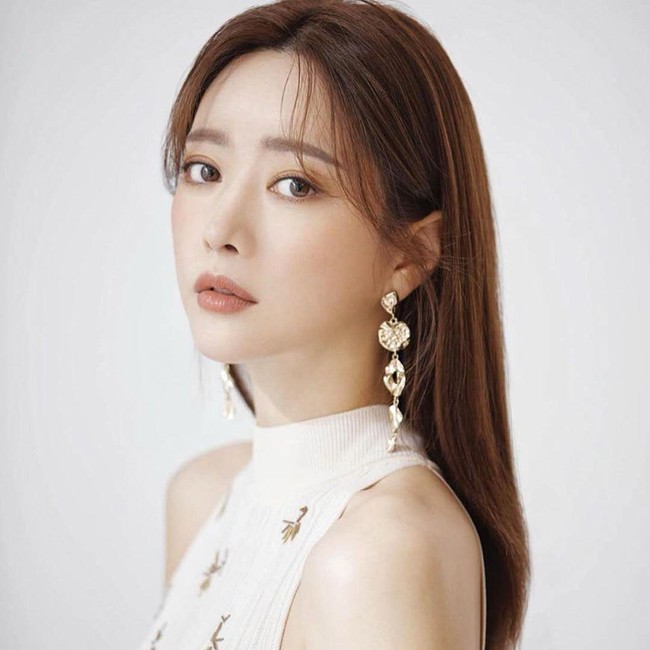 Aktris Korea Hong Soo Ah pernah jadi perbincangan karena perubahan pada penampilannya. Saat menghadiri Hera Seoul Fashion Week 2016, ia datang dengan wajah yang berbeda. Banyak orang berkomentar jika ia telah menjalani operasi plastik.Foto: Instagram @sooah.hong