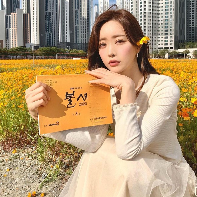 Hong Soo Ah pun beberapa waktu lalu berbicara mengenai prosedur yang pernah dijalaninya. Pemain Phoenix 2020 tersebut bahkan mengaku jika operasi plastik membantunya dalam melejitkan karier. Foto: Instagram @sooah.hong