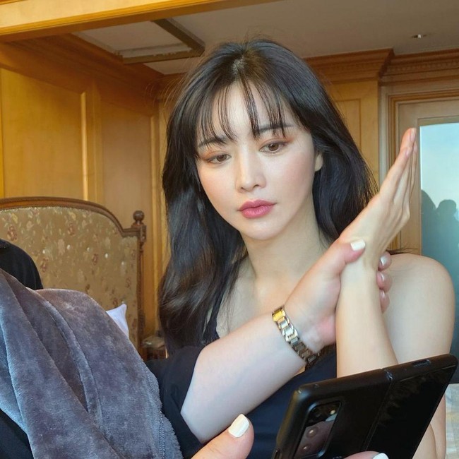 Wanita 33 tahun itu mengatakan tidak bermaksud mempromosikan operasi plastik tapi ia juga tidak menyesalkan keputusannya. Foto: Instagram @sooah.hong