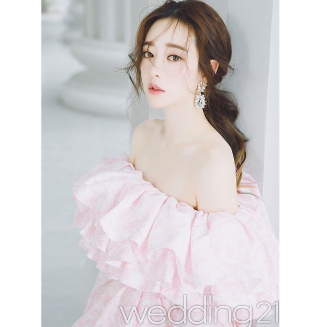 Hong Soo Ah pun mengakui bahwa ia tahu beberapa orang menyebut penampilannya lebih bagus sebelum operasi. Tapi ia tidak menyesali karena merasa bisa menerima peran yang lebih beragam setelah menjalaninya. Foto: Instagram @sooah.hong