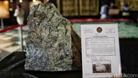 Selain itu yang menarik perhatian adalah berbagai jenis bebatuan yang dibawa oleh burung saat perang terjadi. Ini adalah salah satu batu meteorid.