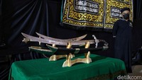 Salah satu yang cukup menarik perhatian adalah bentuk corak pedang Rasul yang memiliki dua mata pisau diujungnya dan berukiran tulisan Arab.