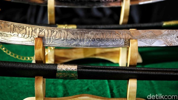 Bertempat di Hall Convention Jakarta Islamic Centre, pameran ini dibuka mulai pukul 08.00 pagi hingga sore hari. Pameran ini menampilkan 35 item lebih artefak Nabi, Sahabat, Khalifah Usmani, dan lainnya. Penasaran ingin melihat artefak ini secara langsung? Datang aja langsung ke Jakarta Islamic Center yaa travelers. Bertempat di Hall Convention Jakarta Islamic Centre, pameran ini dibuka mulai pukul 08.00 pagi hingga sore hari. Pameran ini menampilkan 35 item lebih artefak Nabi, Sahabat, Khalifah Usmani, dan lainnya. Penasaran ingin melihat artefak ini secara langsung? Datang aja langsung ke Jakarta Islamic Center yaa travelers.