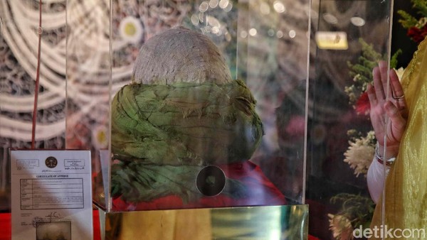 Ada juga serban Nabi Muhammad SAW yang turut dipamerkan disana. Pameran ini berlangsung selama 10 hari mulai tanggal 23 April sampai tanggal 3 Mei 2021. Ada juga serban Nabi Muhammad SAW yang turut dipamerkan disana. Pameran ini berlangsung selama 10 hari mulai tanggal 23 April sampai tanggal 3 Mei 2021.