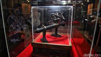 Salah satu yang dipamerkan adalah cambuk milik Rasulullah SAW. Dalam pameran itu juga ada 35 artefak yang turut dipamerkan, baik peninggalan Rasul ataupun para sahabatnya.