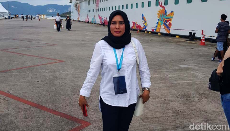 Khairuddin, warga Rokan Hulu, Riau, tengah membuat sayembara untuk mencari istrinya Ervina Lubis yang hilang sebulan lalu. Ini momen saat Ervina Lubis masih bersama keluarga.