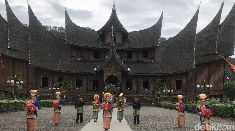 Istano Basa Pagaruyung Istano Basa Pagaruyung
