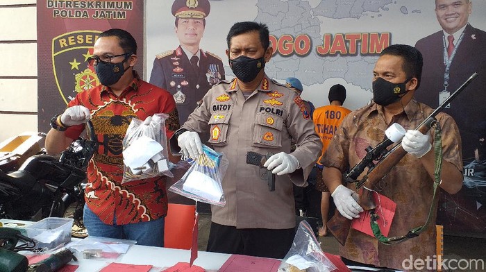 Densus 88 menangkap terduga jaringan penjual senpi ilegal di Malang pada Rabu (21/4). Pria berinisial AB (23) itu merupakan seorang perakit senpi.