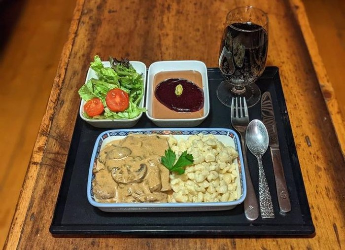 Saking Kangennya Naik Pesawat, Pria ini Masak Makanan Pesawat di Rumah