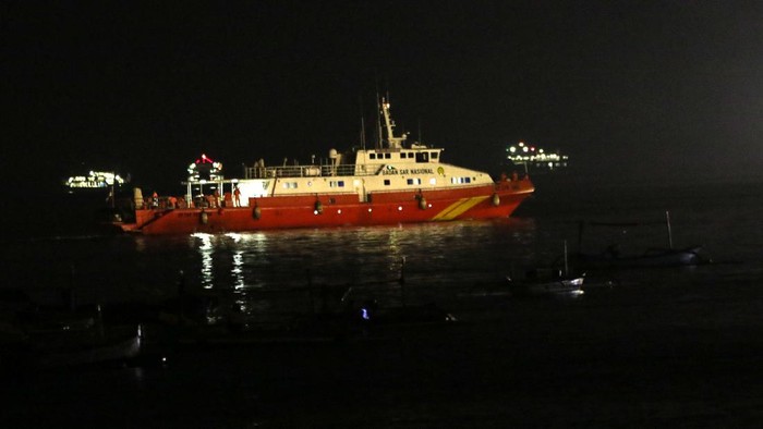 KN SAR Antasena 234 sandar di Pelabuhan Tanjung Wangi, Banyuwangi, Jawa Timur, Kamis (22/4/2021). Kapal SAR yang dilengkapi dengan Remotely Operated Vehicle (ROV) atau robot pintar bawah laut itu akan diterjunkan untuk mencari KRI  Nanggala 402 yang hilang kontak saat menggelar latihan penembakan rudal di laut utara Bali pada Rabu (21/4). ANTARA FOTO/Budi Candra Setya/aww.