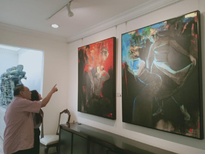 General Manager 33 Auction Karyadi sedang memperlihatkan beberapa karya maestro seni yang akan dilelang pada 24-25 April mendatang di ballroom Hotel Shangri-La, Jakarta.