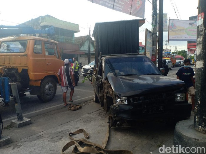 Kecelakaan beruntun yang melibatkan tujuh kendaraan terjadi di Jalan Raya Madiun-Ponorogo. Satu orang tewas dalam kecelakaan tersebut.