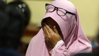 Keluarga awak KRI Nanggala 402 yang hilang kontak saat menggelar latihan penembakan rudal di laut utara Bali pada Rabu (21/4) itu berkumpul menggelar doa bersama agar pencarian tim SAR diberikan kemudahan.