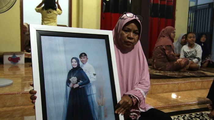 KELUARGA AWAK KRI NANGGALA 402 Yayak Dwi Ernawati (46) ibu mertua dari Serda Pandu Yudha Kusuma awak KRI Nanggala 402 mengusap air mata di rumahnya di Ketapang, Banyuwangi, Jawa Timur, Kamis (22/4/2021). Keluarga awak KRI Nanggala 402 yang hilang kontak saat menggelar latihan penembakan rudal di laut utara Bali pada Rabu (21/4) itu berkumpul menggelar doa bersama agar pencarian tim SAR diberikan kemudahan. ANTARA FOTO/Budi Candra Setya/aww.