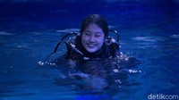 Memiliki latar belakang pendidikan di bidang Pariwisata, Evelyn jatuh cinta dengan wisata bahari. Evelyn mengawali kariernya di JAQS pada April 2019 sebagai staf magang dan setelah empat bulan, Evelyn resmi menjadi Aquarist di JAQS.