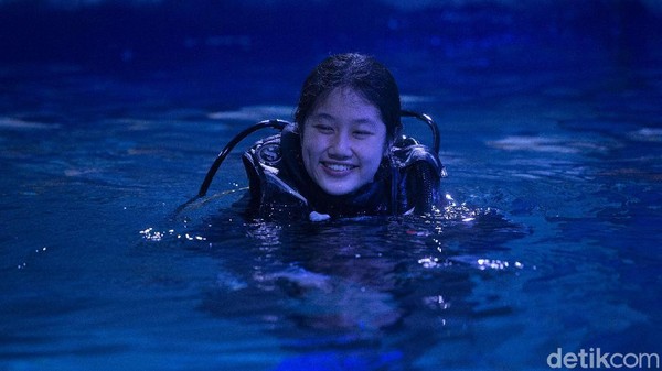 Memiliki latar belakang pendidikan di bidang Pariwisata, Evelyn jatuh cinta dengan wisata bahari. Evelyn mengawali kariernya di JAQS pada April 2019 sebagai staf magang dan setelah empat bulan, Evelyn resmi menjadi Aquarist di JAQS. Memiliki latar belakang pendidikan di bidang Pariwisata, Evelyn jatuh cinta dengan wisata bahari. Evelyn mengawali kariernya di JAQS pada April 2019 sebagai staf magang dan setelah empat bulan, Evelyn resmi menjadi Aquarist di JAQS.